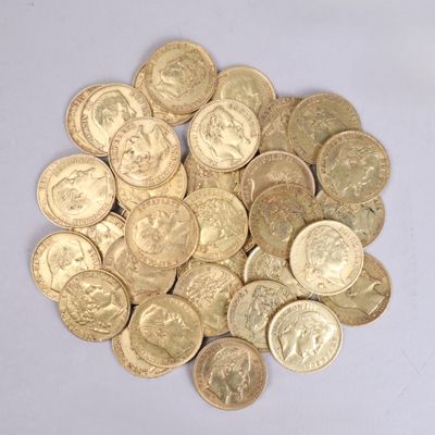 une pile de pièces d'or posée sur une surface blanche