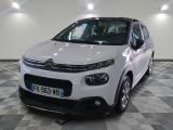 une voiture blanche garée dans une pièce