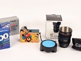 de nombreux objets posés sur une surface blanche