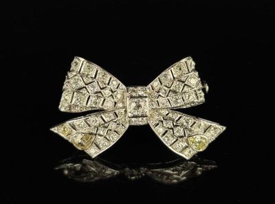 Broche nœud en or blanc avec diamants ronds