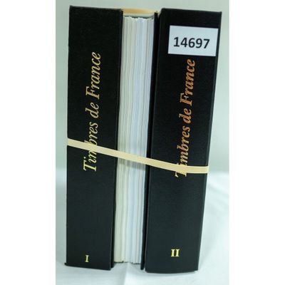deux livres noirs ornés de lettres dorées, posés l'un à côté de l'autre