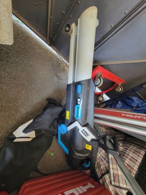 un sac de voyage et une paire de skis posés par terre