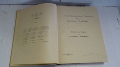 un livre ouvert posé sur une table