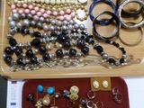 un plateau sur lequel sont posés différents types de bijoux