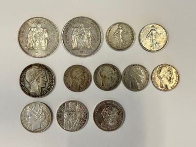 l'image d'un groupe de pièces de monnaie posées sur une surface blanche