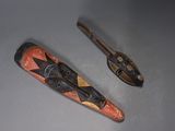 deux cuillères en bois et un repose-cuillère posés sur une table