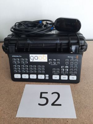 un gros plan sur une boîte noire portant le numéro 52