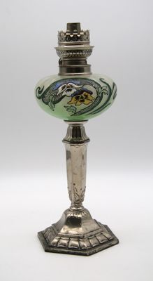 lampe plaquée argent surmontée d'un abat-jour en verre vert