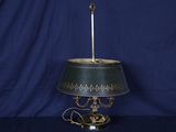 une image représentant une lampe posée sur une table, sur fond bleu