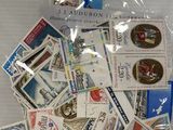 un sac rempli de timbres posé sur une table