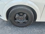 un gros plan sur un pneu d'une voiture blanche