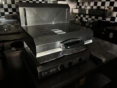 une cuisine à carreaux noirs et blancs équipée d'un barbecue