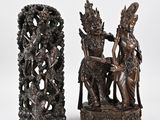 paire de statues en bronze représentant un homme et une femme assis sur un trône