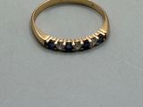 une image représentant une bague en or sertie de saphirs bleus