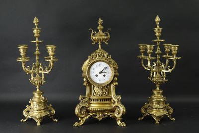 Garniture de cheminée en bronze doré comprenant une pendule … - Photo 1