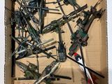 une boîte en carton remplie d'objets militaires divers