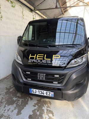 une camionnette noire garée dans un garage