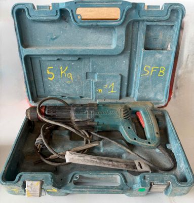 une mallette à outils bleue contenant des outils, posée sur une surface blanche