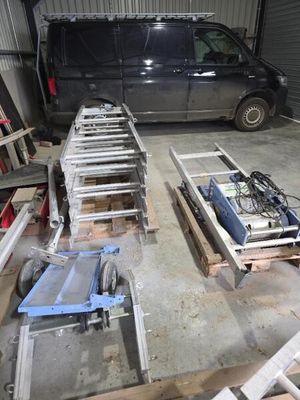 une camionnette garée dans un garage à côté d'autres véhicules