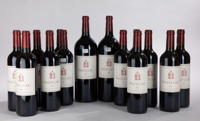 six bouteilles de vin rouge sont alignées