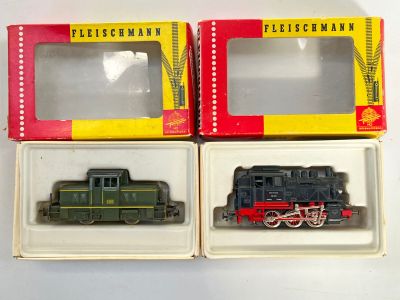 trois boîtes de petits trains disposées les unes à côté des autres