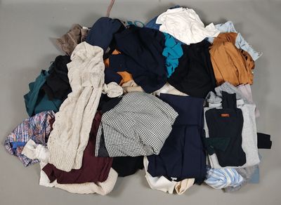 Fripe et vêtements d'occasion : Un ensemble d'environ 50 vêt… - Photo 1