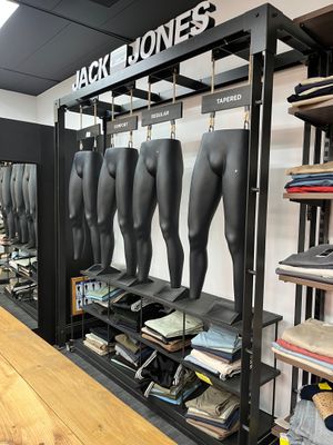 une pièce où se trouvent de nombreux mannequins