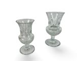 deux vases en verre posés l'un à côté de l'autre sur une surface blanche