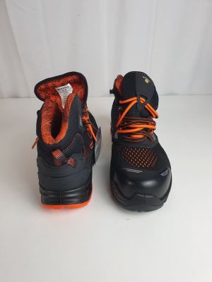 une paire de chaussures noires et orange, avec des lacets orange