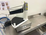 une machine posée sur une table