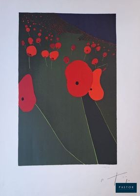 une photo d'un tableau représentant des fleurs rouges sur un mur blanc