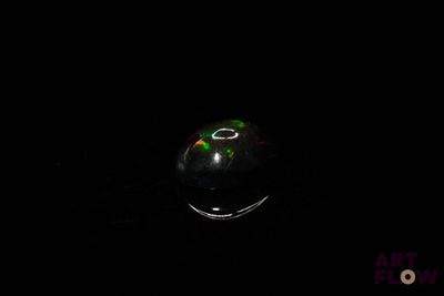une souris d'ordinateur qui brille dans le noir