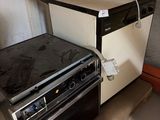 une cuisinière et un réfrigérateur dans une pièce
