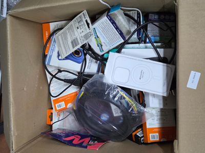 une boîte en carton remplie d'appareils électroniques et d'autres articles