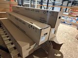 une pile de cartons sur une palette dans un entrepôt