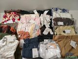 de nombreux types de vêtements sont exposés dans le magasin