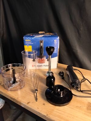 une table en bois sur laquelle se trouvent un mixeur, un mixeur et un mixeur