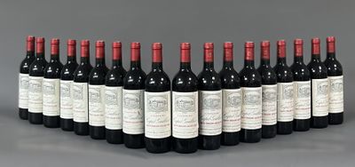un groupe de bouteilles de vin posées sur une table
