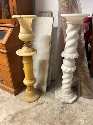deux grands vases posés l'un à côté de l'autre sur le sol