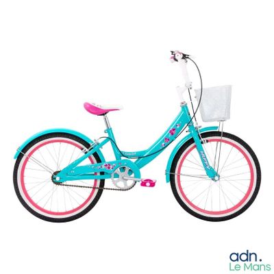 Le vélo de la fille est bleu, avec des jantes roses et un panier à l'arrière.