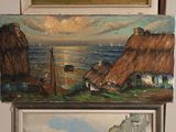 trois tableaux accrochés au mur d'une pièce