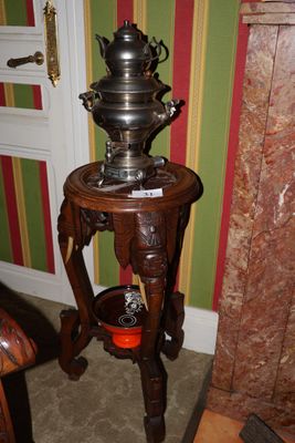 une petite table sur laquelle est posée une théière