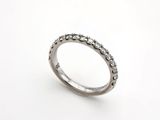 gros plan d'une bague en diamant sur une surface blanche