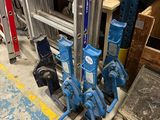 une échelle posée à côté d'un tas d'outils