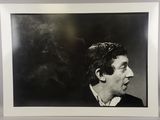 photographie en noir et blanc d'un homme avec une cigarette à la bouche