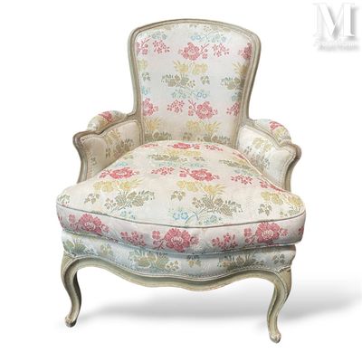 une chaise blanche dont le dossier est recouvert d'un tissu à motifs floraux