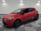 une voiture rouge garée sur le sol en damier d'un garage