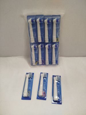 cinq brosses à dents dans le paquet posé sur la table