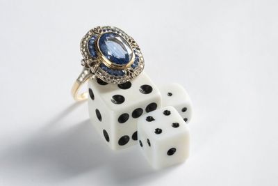 Bague en or jaune et gris 750 ‰ sertie d'un saphir principal…