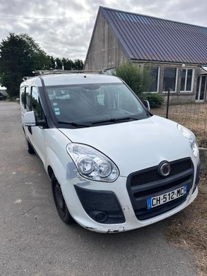 une camionnette blanche garée devant une maison